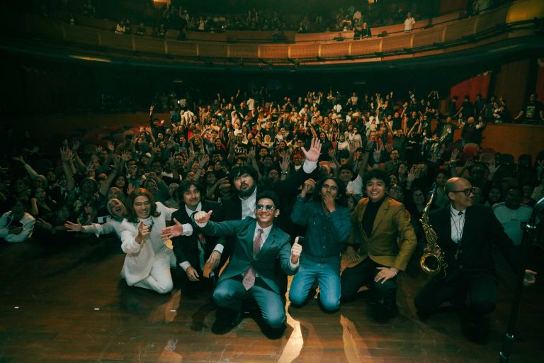 THE BEATLES - ACROSS THE UNIVERSE ACROSS THE GENERATIONS